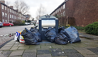 Afval dat naast de container is gedumpt. (foto RBF)