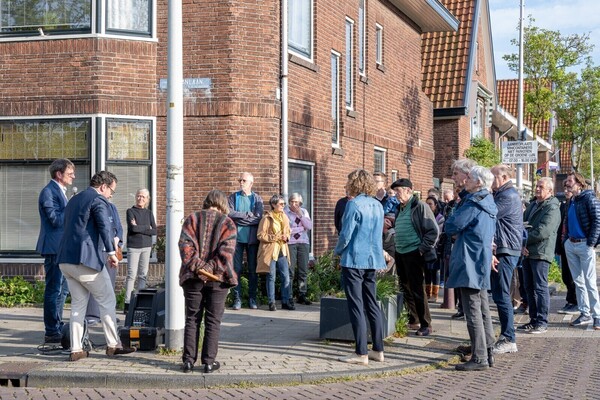 4 en 5 mei, Leven met oorlog