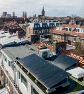 Het dak van het huis van Colin met de warmtepomp en zonnepanelen / The roof van Colin's house showing the heatpump & solar panels