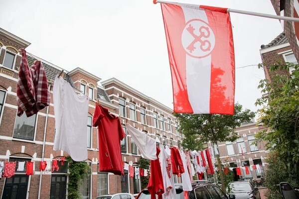 Feestelijke Wasstraat kleurt rood-wit / Festive Wasstraat turns red & white 