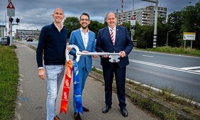 Gedeputeerde Zevenbergen en wethouder North overhandigen de sleutel van het projectgebied aan aannemer Boskalis Nederland.. Foto: Boskalis