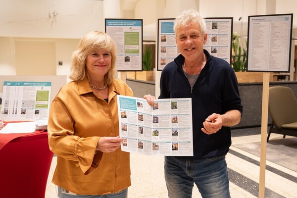 Wethouder Yvonne van Delft krijgt de Duurzame Huizen folder uit handen van Ben Vroom / Alderman Yvonne van Delft receives the Sustainable homes folder from Ben Vroom