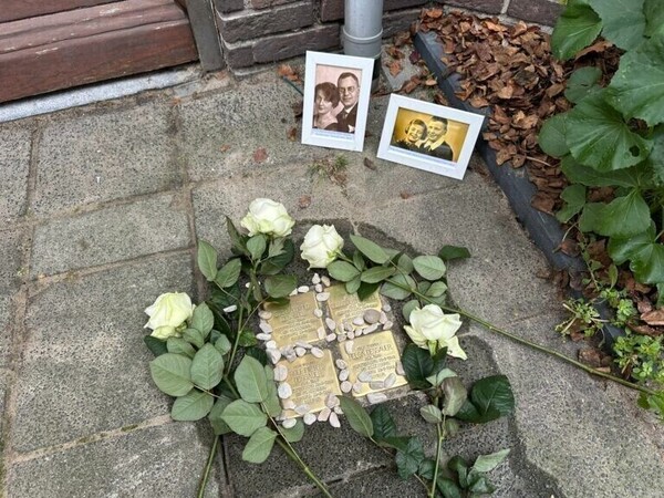 Bloemen en kiezelsteentjes voor dit gezin aan de Van ’t Hoffstraat / Flowers and pebbles for this family on Van ’t Hoffstraat