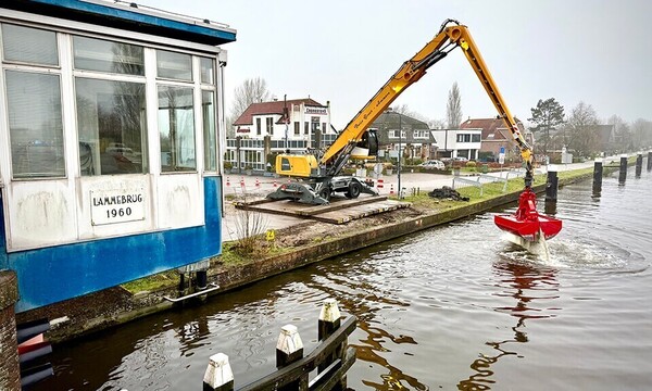 Image: Rijnland Route - Baggeren oude resten Lammebrug in Rijn-Schiekanaal