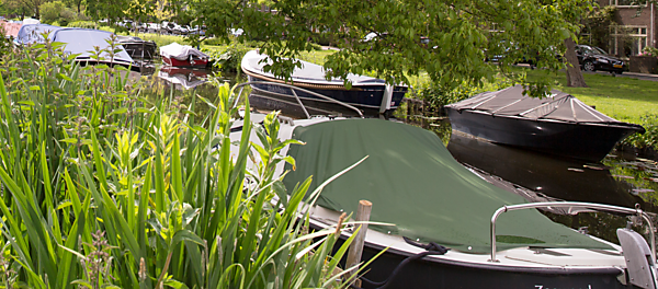 Ligplaatsen vaartuigen beschikbaar / Boat moorings available