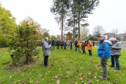  Rinny E. Kooi legt aan Vrienden van het Singelpark uit hoe bijzonder taxus Jan is. © Foto Hielco Kuipers